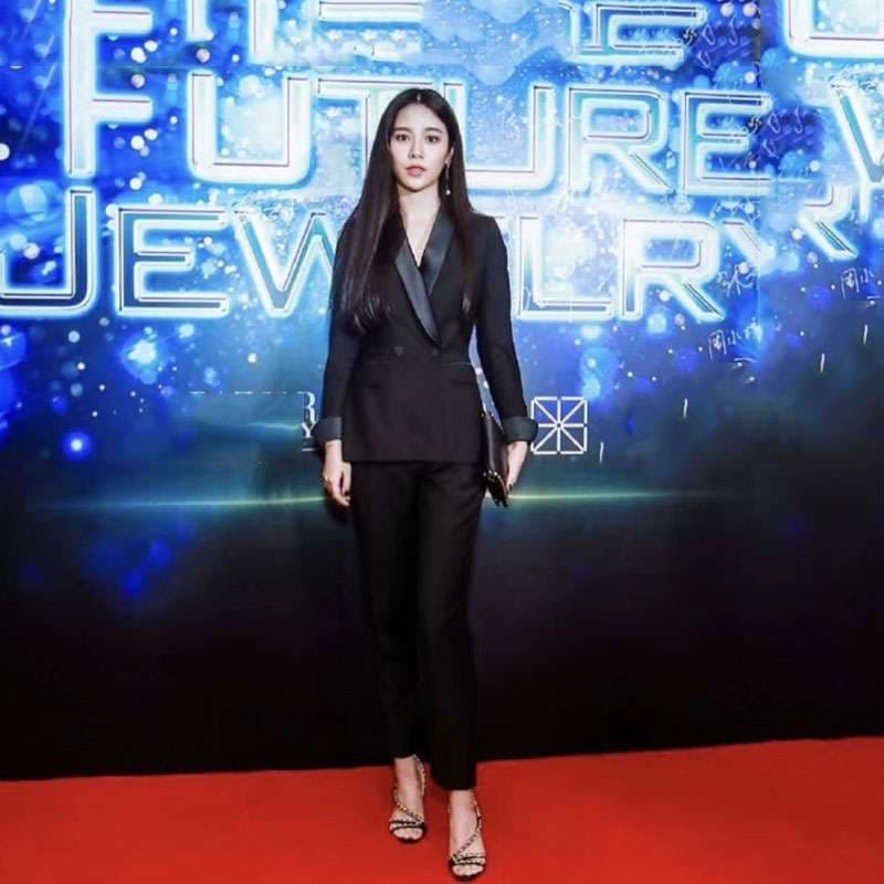 フォーマルスーツ エレガントなレディースパンツスーツ