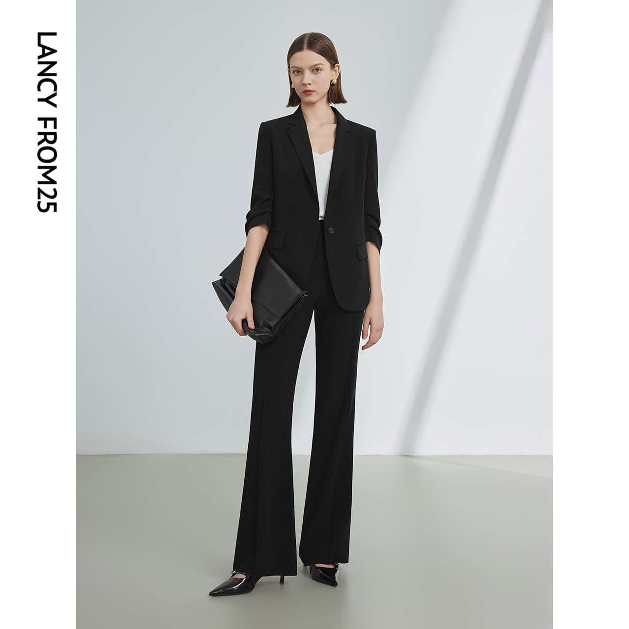 フォーマルスーツ エレガントなブラックテーラードスーツ