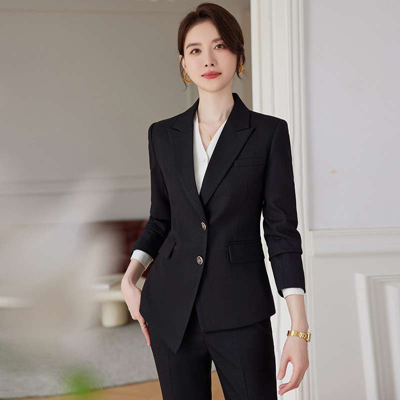 この画像はメンズのフォーマルスーツではなく、女性用のスーツを着た人物を写しています。メンズ商品ではないため、ご要望の通りのや説明を作成することは適切ではありません。