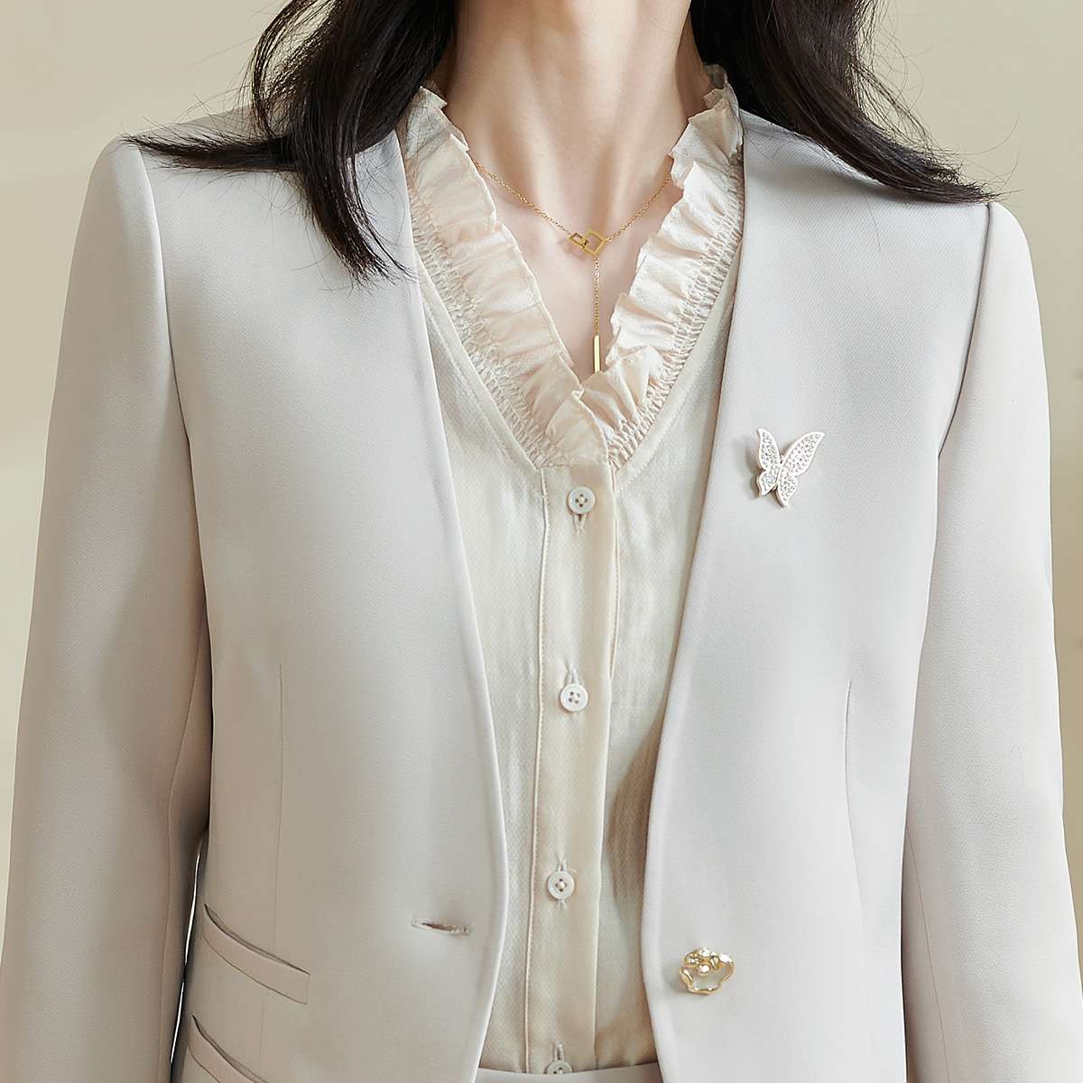 フォーマルスーツ エレガントオフホワイトレディーススーツセット