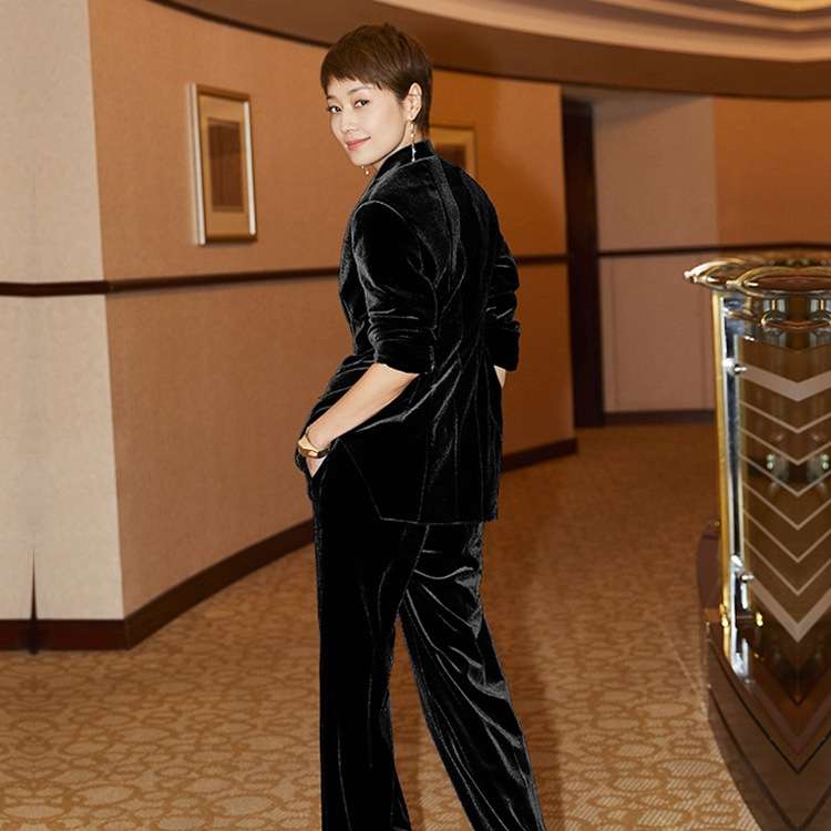 フォーマルスーツ 上品な優雅さ漂うベルベットドレス