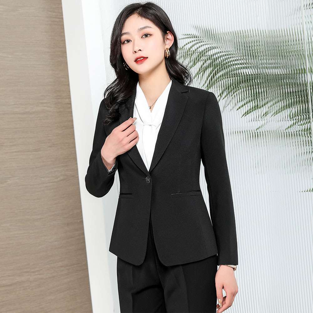 フォーマルスーツ 洗練エレガントな女性用ビジネススーツ