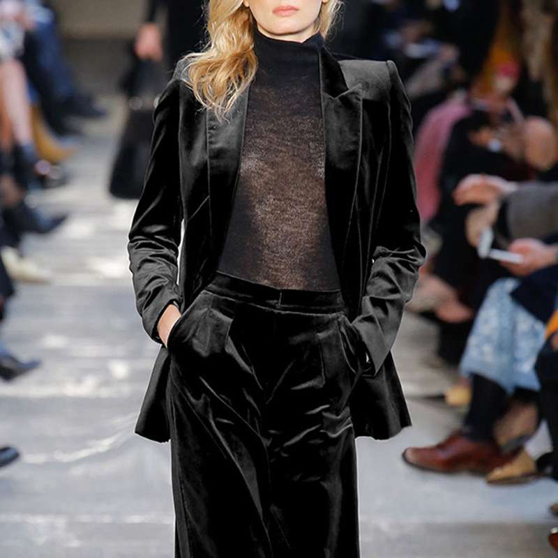 フォーマルスーツ 上品な優雅さ漂うベルベットドレス