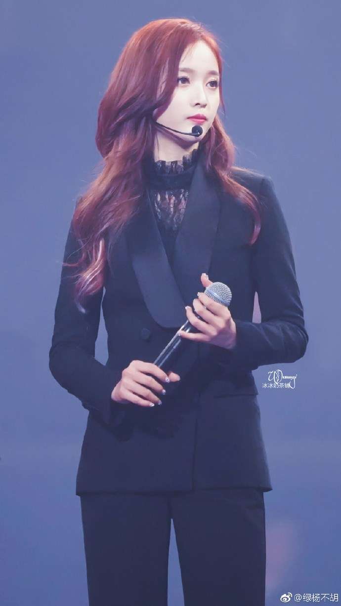 フォーマルスーツ エレガントなレディースパンツスーツ