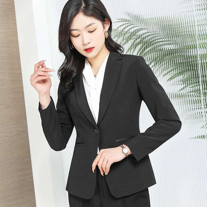 フォーマルスーツ 洗練エレガントな女性用ビジネススーツ