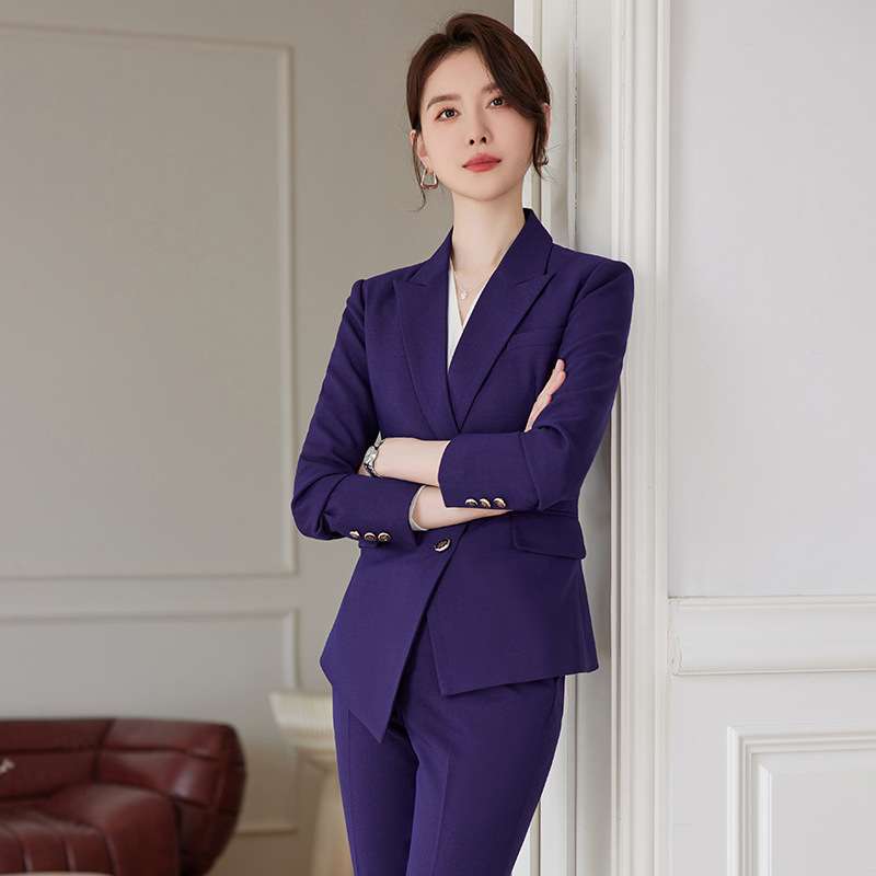 この画像はメンズのフォーマルスーツではなく、女性用のスーツを着た人物を写しています。メンズ商品ではないため、ご要望の通りのや説明を作成することは適切ではありません。