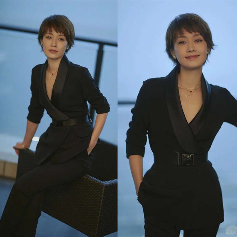 フォーマルスーツ エレガントなレディースパンツスーツ