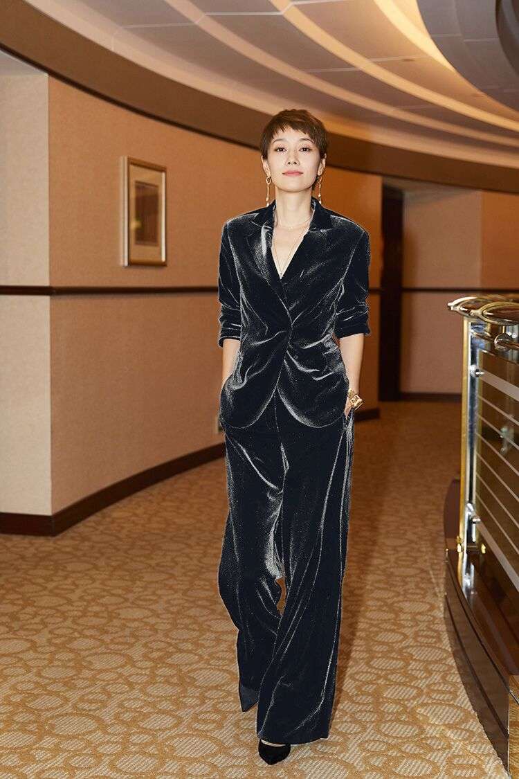 フォーマルスーツ 上品な優雅さ漂うベルベットドレス