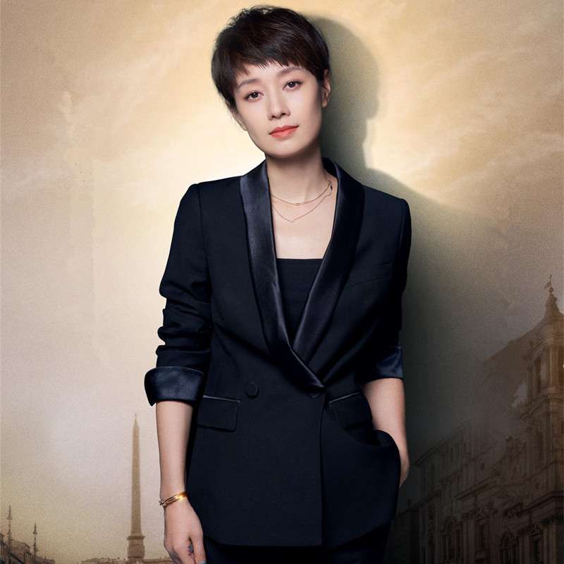 フォーマルスーツ エレガントなレディースパンツスーツ