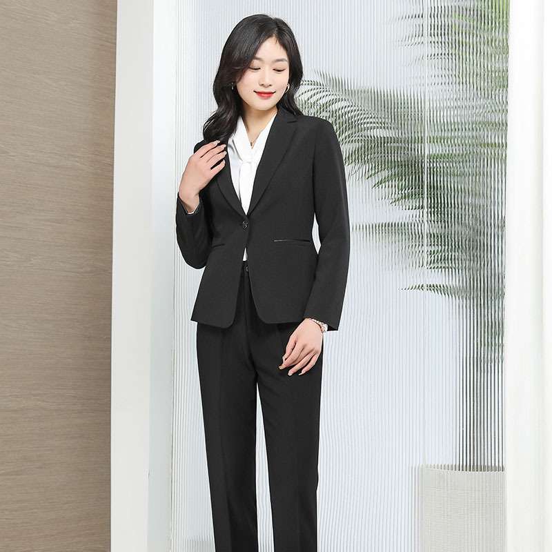 フォーマルスーツ 洗練エレガントな女性用ビジネススーツ