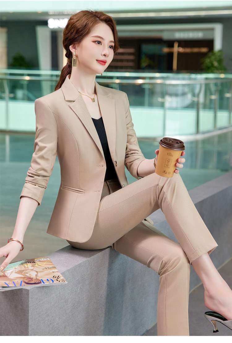スタイリッシュ美人仕立てフォーマルスーツ