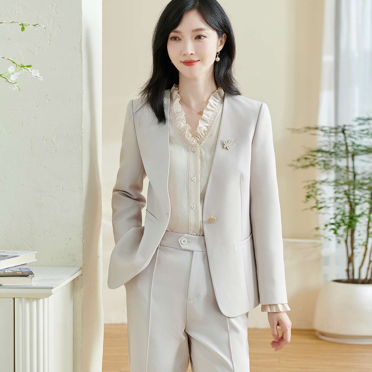 フォーマルスーツ エレガントオフホワイトレディーススーツセット
