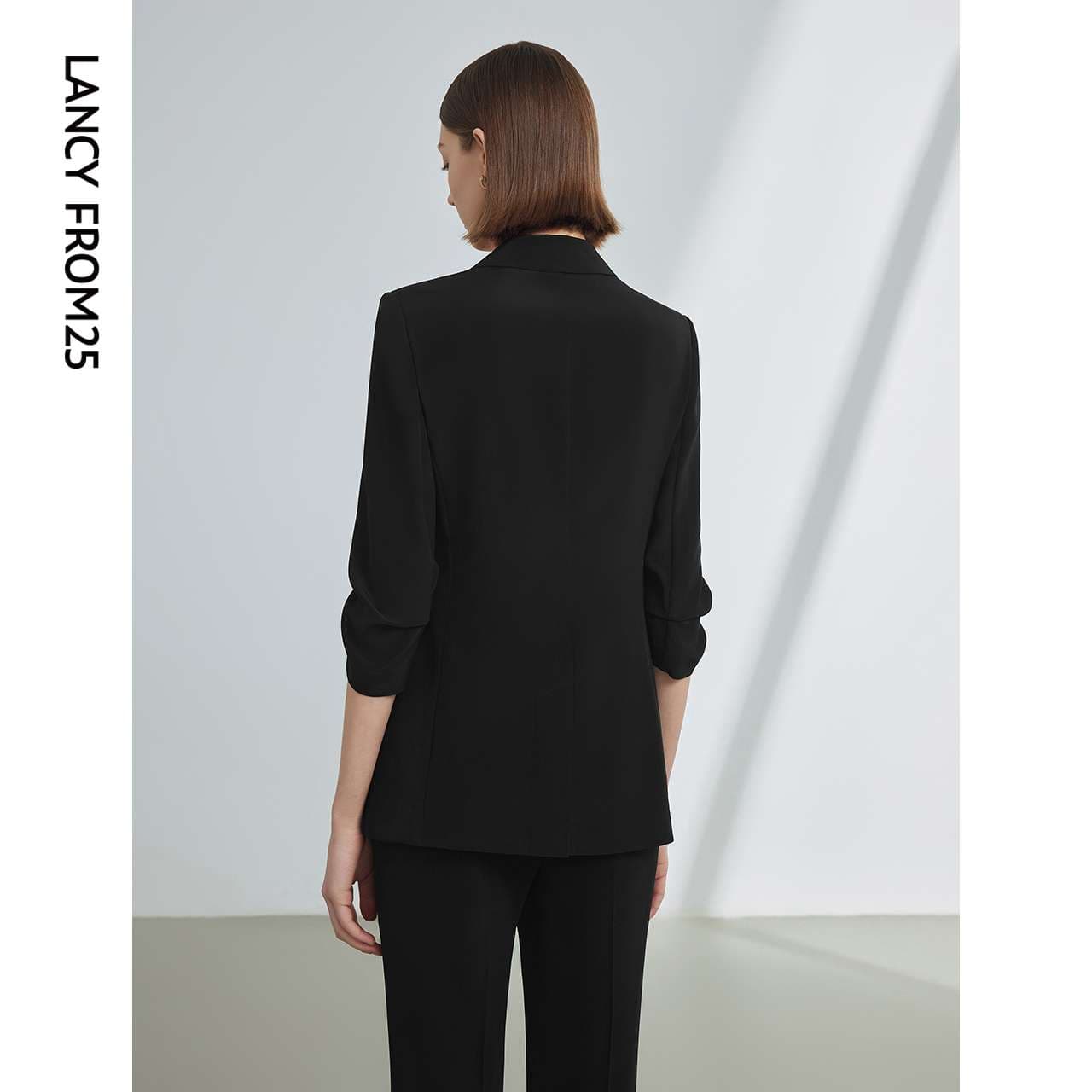 フォーマルスーツ エレガントなブラックテーラードスーツ