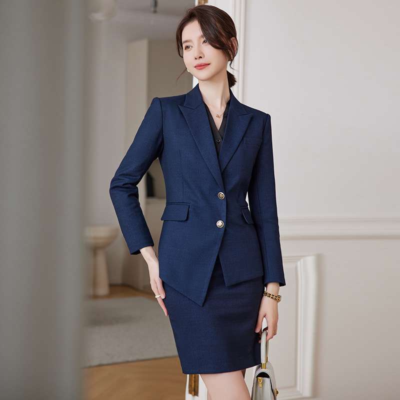 この画像はメンズのフォーマルスーツではなく、女性用のスーツを着た人物を写しています。メンズ商品ではないため、ご要望の通りのや説明を作成することは適切ではありません。