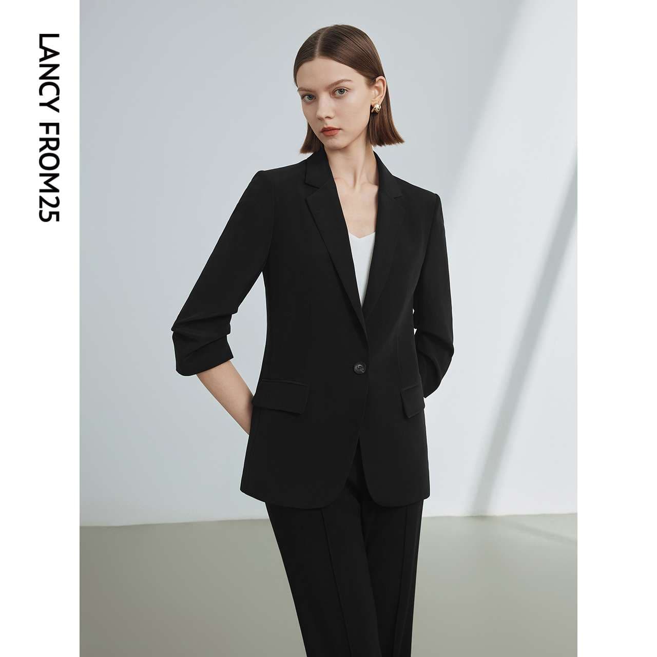 フォーマルスーツ エレガントなブラックテーラードスーツ