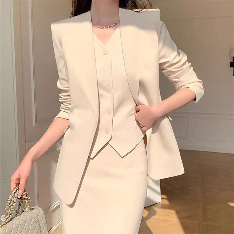 フォーマルスーツ エレガントスリムスリーピーススーツ
