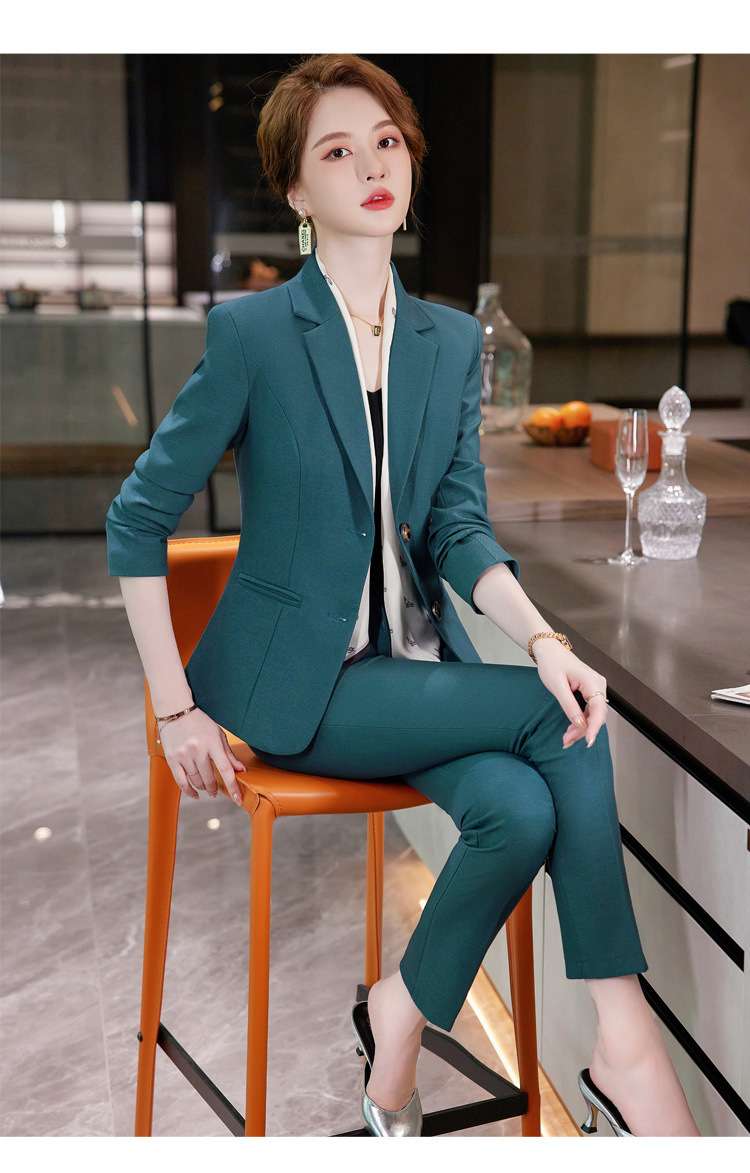 スタイリッシュ美人仕立てフォーマルスーツ