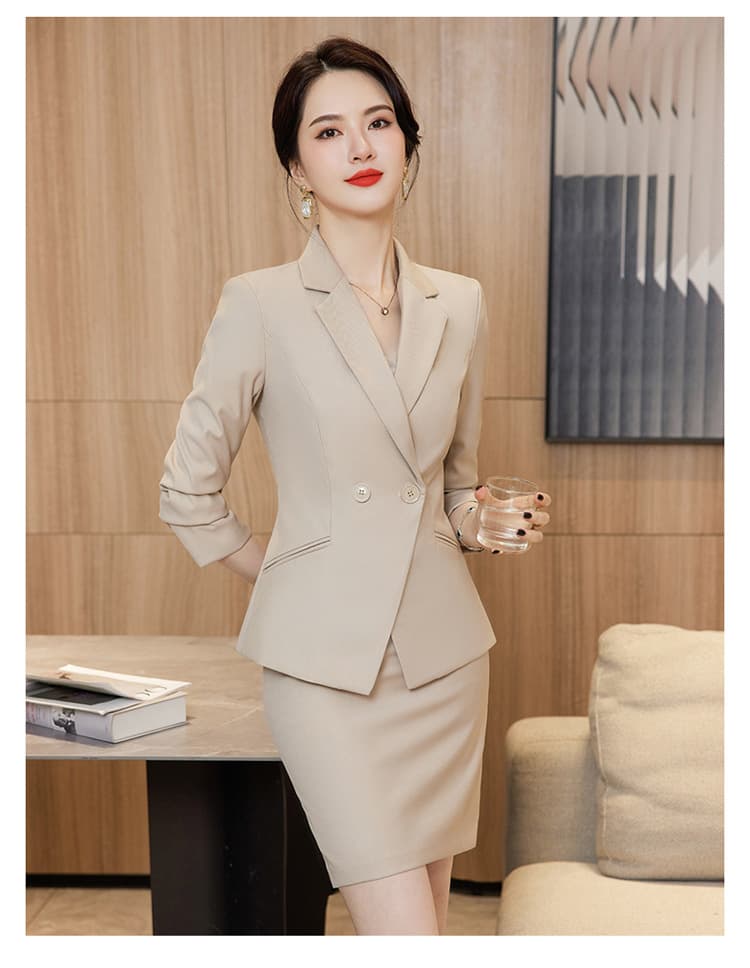 上質な細身シルエットフォーマルスーツ